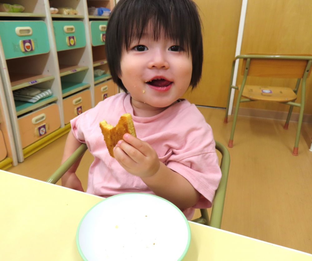 おやつは【おからのパウンドケーキ】です。
生地におからと白みそが入っており
食べ応えのあるパウンドケーキです♪

みんなあっという間に完食で
「おいしーい！」と食べていました♡

月曜日から9月になりますね！
ウサギ組・ヒヨコ組さんは運動会もあるので
体調を崩さず元気に過ごしましょう☆
