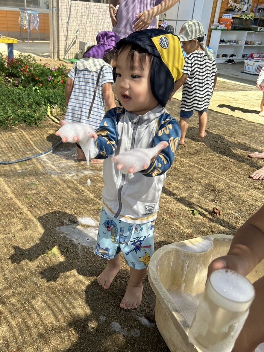 「お～！！✨」

ベビーバスの中の泡をすくって
たくさん手の上に乗せて嬉しそうなMくん😊

もこもこふわふわの感触を味わっていました！