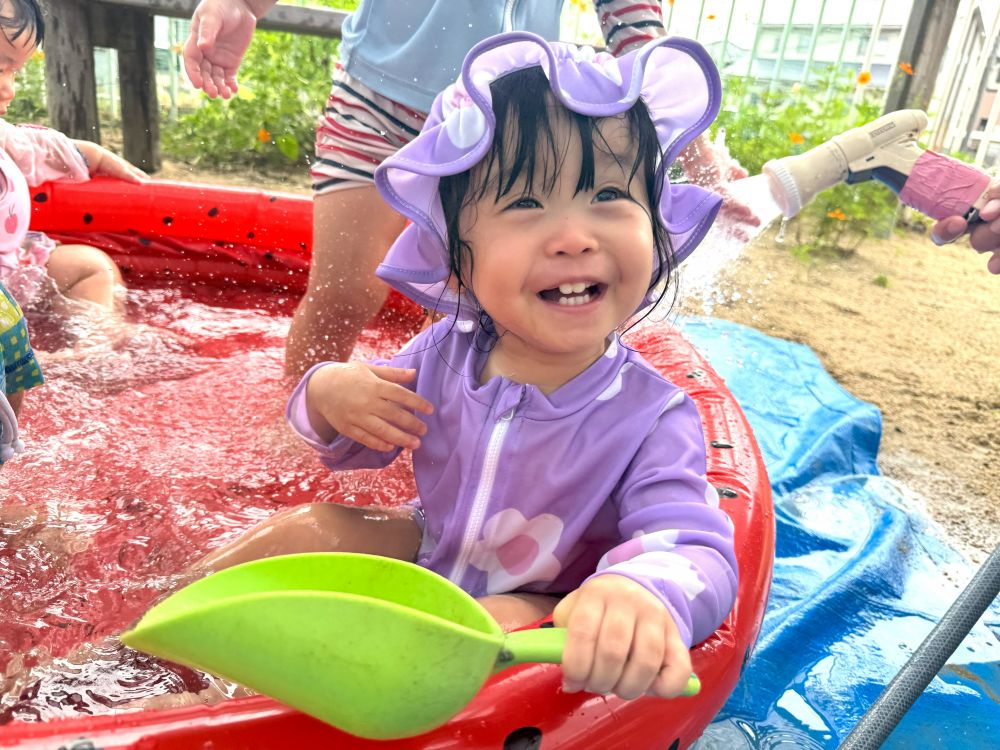 ７月の最初のころは、
大きなプールがちょっぴり
こわく感じていたお友達も、
すっかり慣れて、今では…

こんなにいい表情で楽しんでいます😊