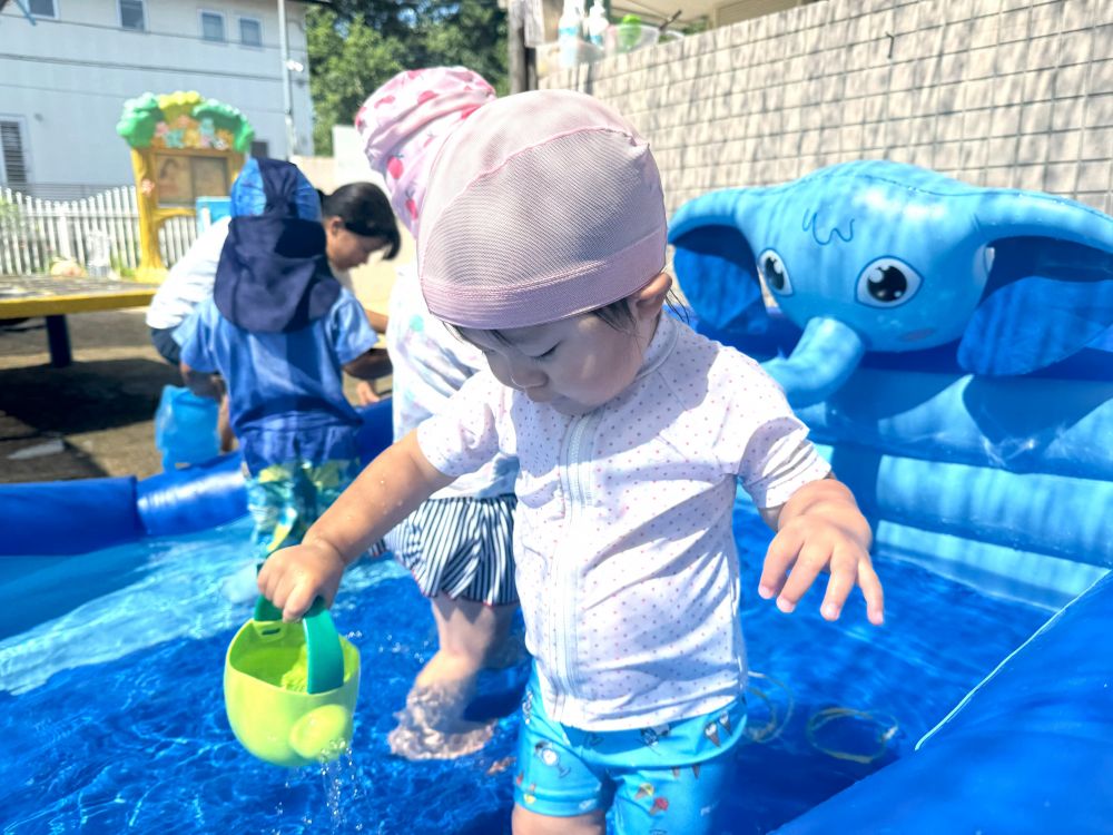 流れ落ちる水の動きを眺めたりし、
水遊びを満喫しています✨
