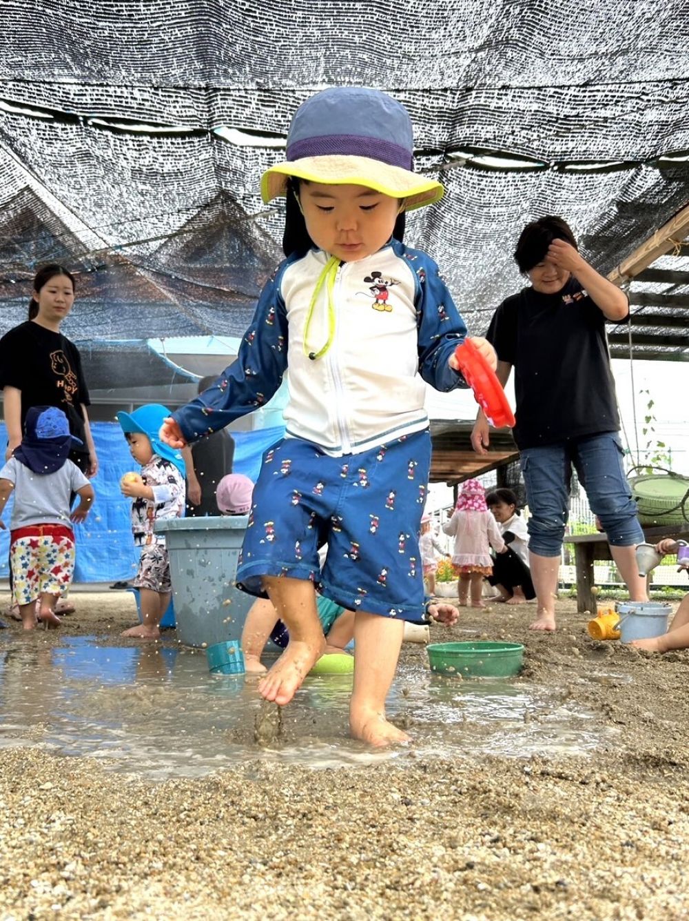 裸足だと思いきり
”じゃぶじゃぶ”できて楽しいね😝
