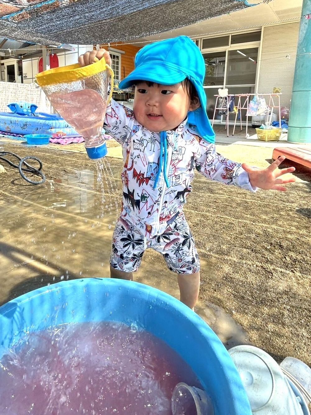 「ジャ～！！」

うすーく色のついた水で遊んでみたり、