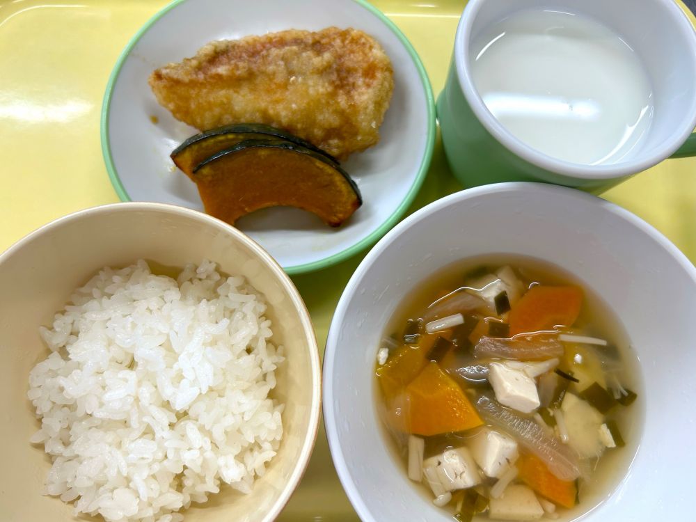 ご飯

揚魚のレモン風味

焼きかぼちゃ

えのきと豆腐のすまし汁

牛乳