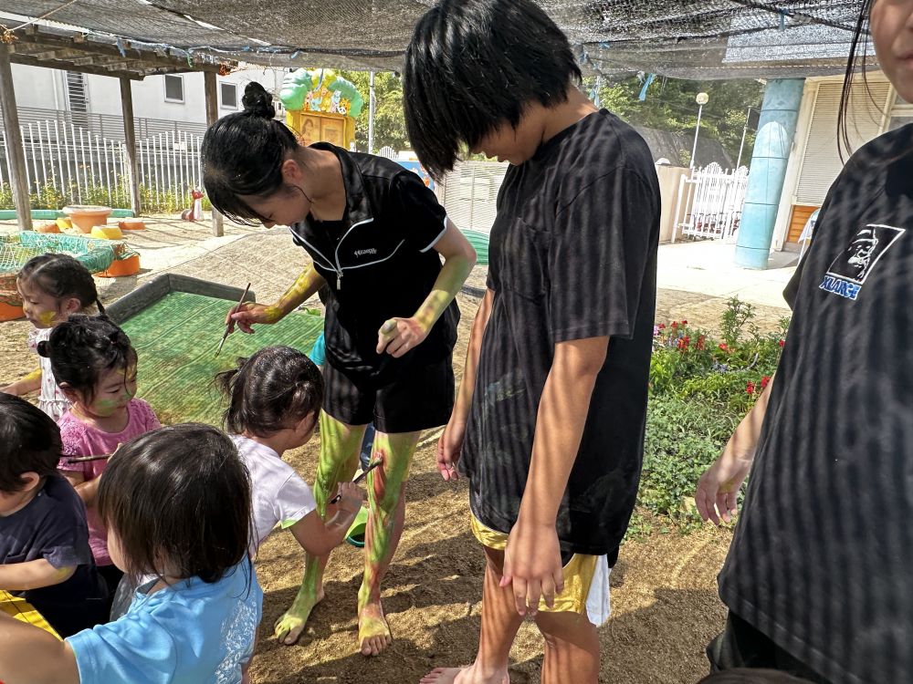 職場体験に来てくれているお姉ちゃんたちにも・・・

可愛くしてあげるね♡

大胆に塗ってあげていました♡