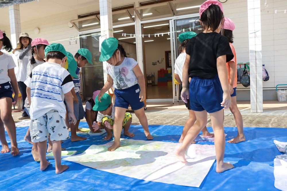 足の裏に絵の具をつけて模造紙の上をペタペタ歩きます
こんな経験子どものうちでないとなかなかできませんね

手形や足形がついた模造紙の使い道は乞うご期待を！