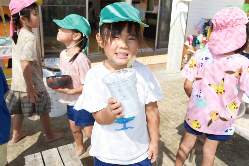 9月になりましたが、当然のようにまだまだ暑い日が続いています
「泡遊びがしたい」
子どもの声から遊びは始まります

花びらで色を出し、ねこじゃらしを添えて・・・
アイデアが光ります