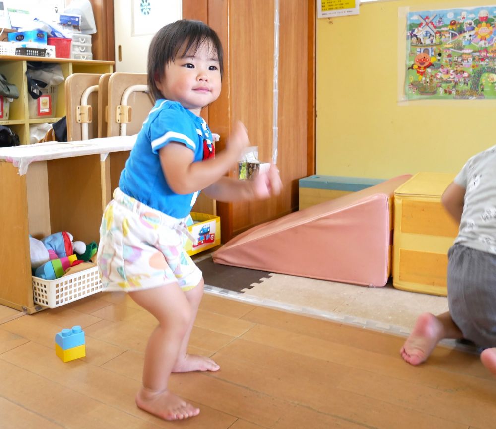 みんなから少し広い場所に行ったRちゃん
「ぶろっこぶろっこ、リンリン♪」と、口ずさみながら
「もっかいもっかい」何度も楽しむ♡