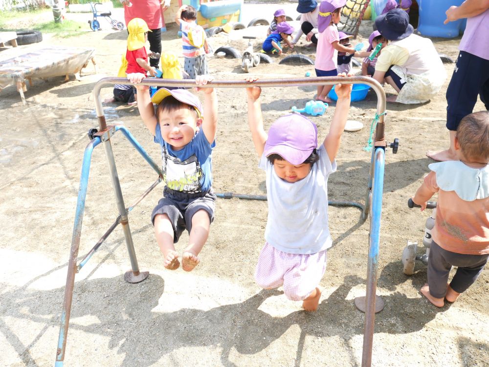 園庭でも追いかけっこや三輪車
鉄棒にぶら下がるなど、思いきり遊ぶ



「せんせい！みて！」　と得意気な2人
2人で見せあいっこをしながら大笑い♡
