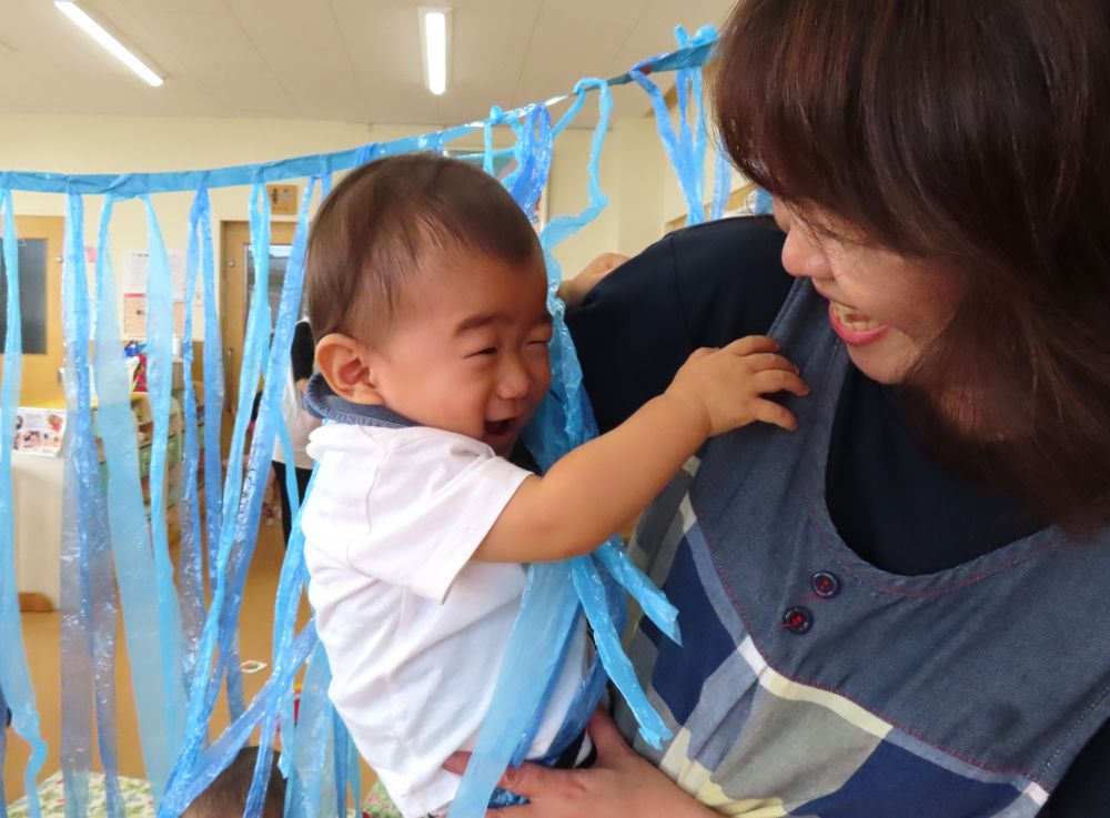 ”ひらひらトンネル”
　お家の人に抱っこしてもらってくぐってね♪