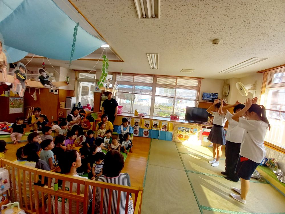 中学生のお姉ちゃんが3日間
職場体験に来てくれました！


そんなお姉ちゃんのお別れ会...


お姉ちゃんたちが
ジェスチャーゲームとダンスを披露してくれました！


ジェスチャーゲームではゾウにサルにウサギ
色々な動物にへーんしん♪


くま組のお友だちは上手にあてっこしていました😊


