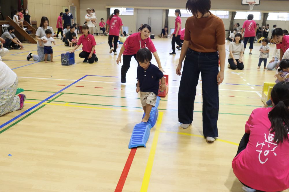 ワニさん平均台

遊びの中で繰り返すうちにどんどん上手になったYくん
お母さんに見守られながら、上手にバランスを取ってわたります