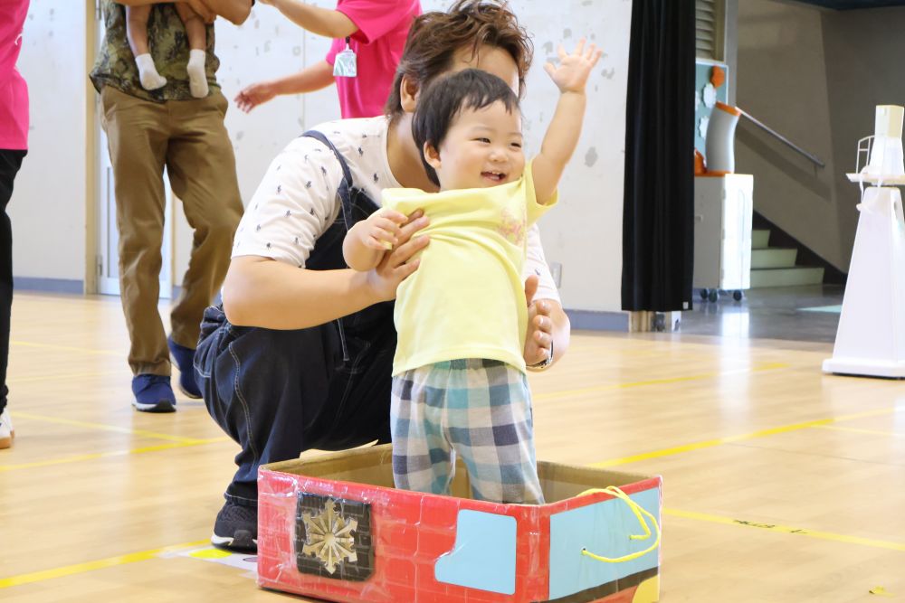 ウサギ組さんは大好きな車に乗ってスタート
Sくんもはりっきて、手を挙げてくれましたよ
