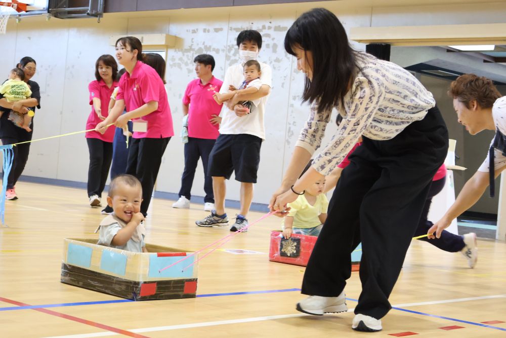 お母さんに引っ張ってもらって、GO！GO!
楽ちん♪楽ちん♪