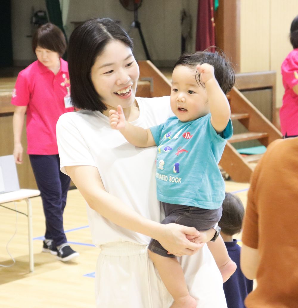 ぶろっこリン体操

お母さんに抱っこされながらも大好きな踊りをしっかり踊ってます♪
ノリノリのKくん