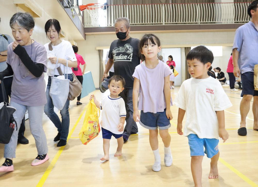 最後はみんなにごほうびのプレゼント

満足そうにごほうび袋をもって家族みんなで帰るRくん
やりきった感でてますね

暑い中たくさんの応援、参加をありがとうございました！
普段の遊びの様子を感じていただけたら幸いです♡