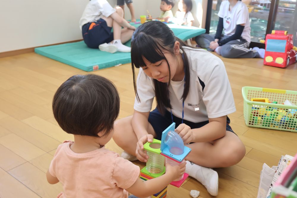 いっしょにあそんでくれているお姉ちゃん
実は卒園児！！
（お姉ちゃんも）こんな小さな時があったんだよね～

当時を知っている先生は感慨深い♡