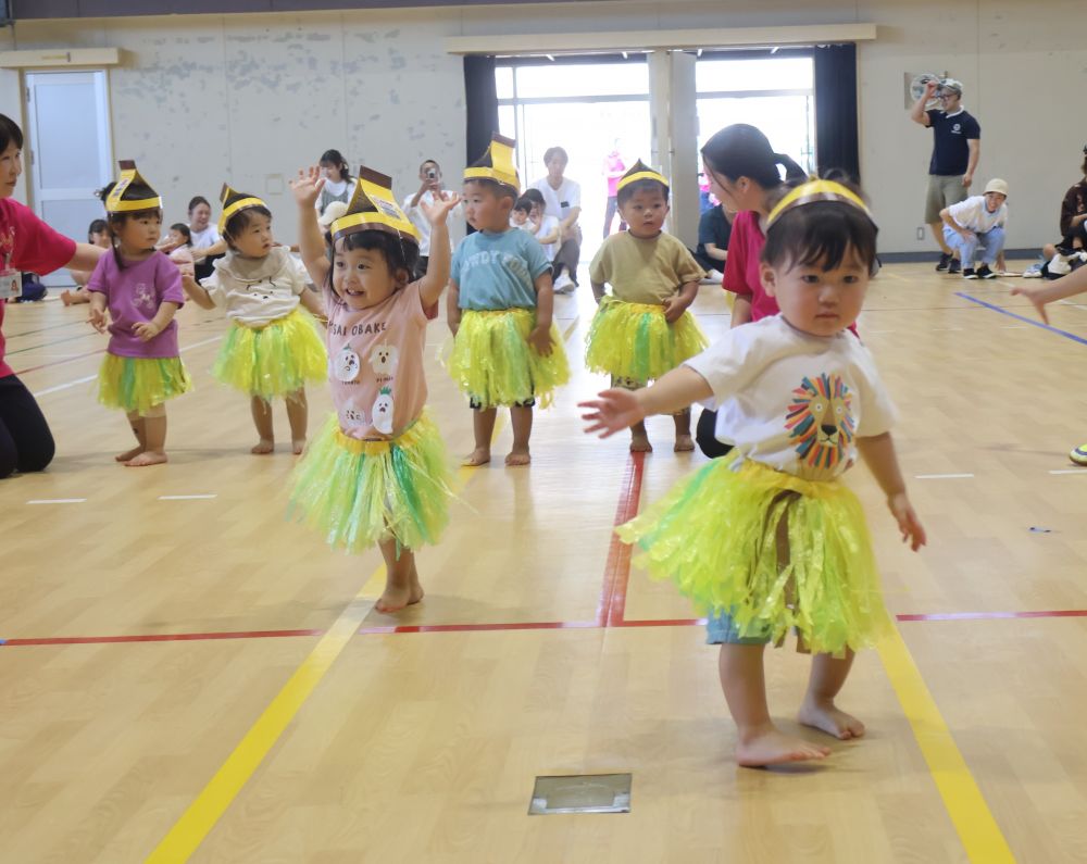 『バナナくんたいそう』
『ピカピカブー』
みんなの大好きな踊り・・・
HくんとTちゃんはノリノリで踊っています♡