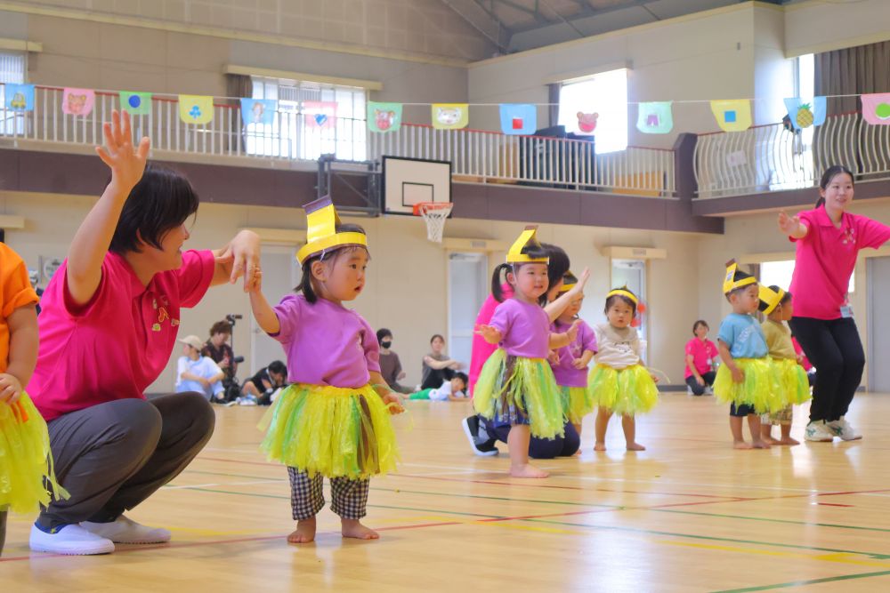 踊りの曲が始まると体がウズウズ・・・
手を上げたり足踏みしたり、
お家の方の笑顔を見てニッコリのRちゃん
