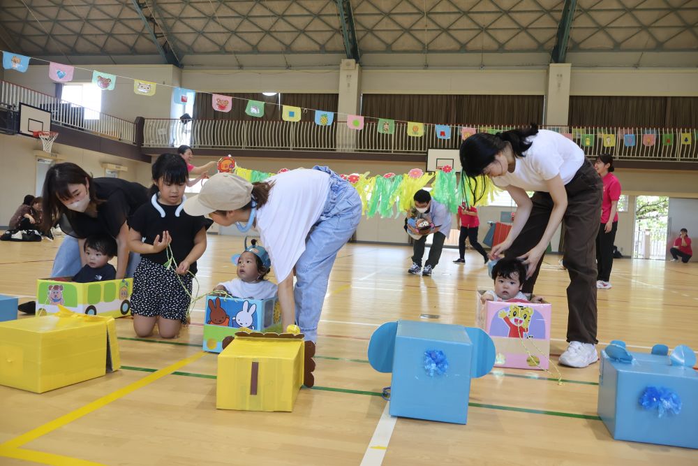 0歳児さんは親子競技・・・
お家の方に引っ張ってもらって、
ひらひらトンネルを進みます!