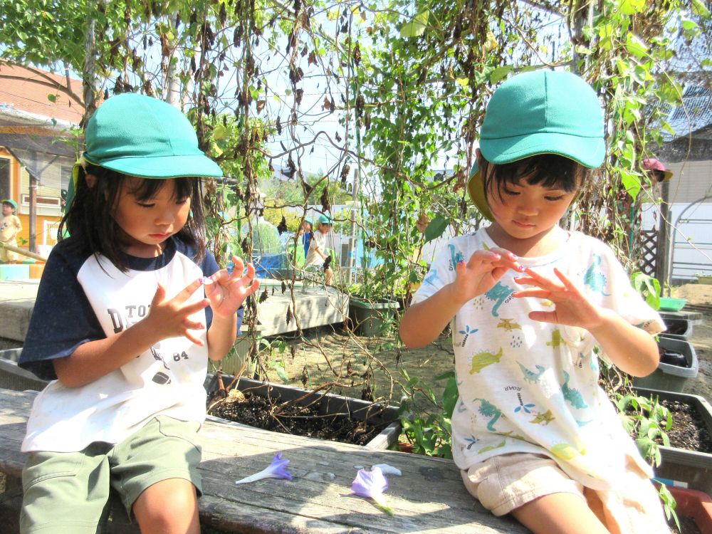 お手本を見て…やってみる！
「花を大きくちぎってくっつけたほうがいいね～」
「泡でもくっついたよ！」
自分たちのやり方も見つけました♡