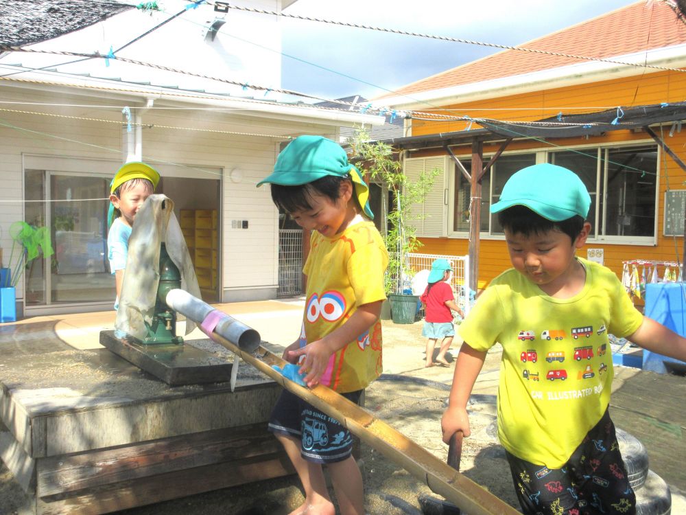 ９月に入りましたが暑さで水遊びも再び盛んに！
おもしろいことを思いつき…
日に日に進化していく子どもたちの発想に驚いています♡



トイにおもちゃを置いて流す遊び…
これを”ピタゴラスイッチ”と例える！！
「ピタゴラスイッチ～♪流しまーす」
「わー下まで流れたー！」
「ちょっと重たいおもちゃは流れにくいね…」
「水いっぱい出さんと！」