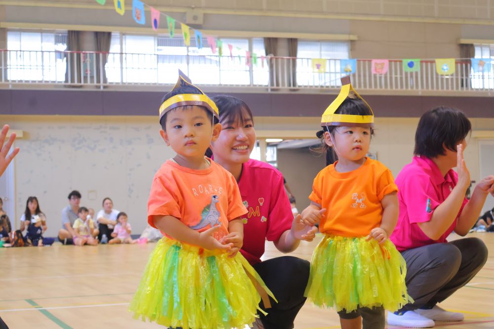 ヒヨコ組のかわいい2人が参加した０・１運動会☆

たくさんの人お家の方に見守られ
ちょっぴり恥ずかしい ・ ・ ・

かわいいバナナの衣装を着て
バナナの曲が流れると
時折、笑顔を見せてくれました♡
