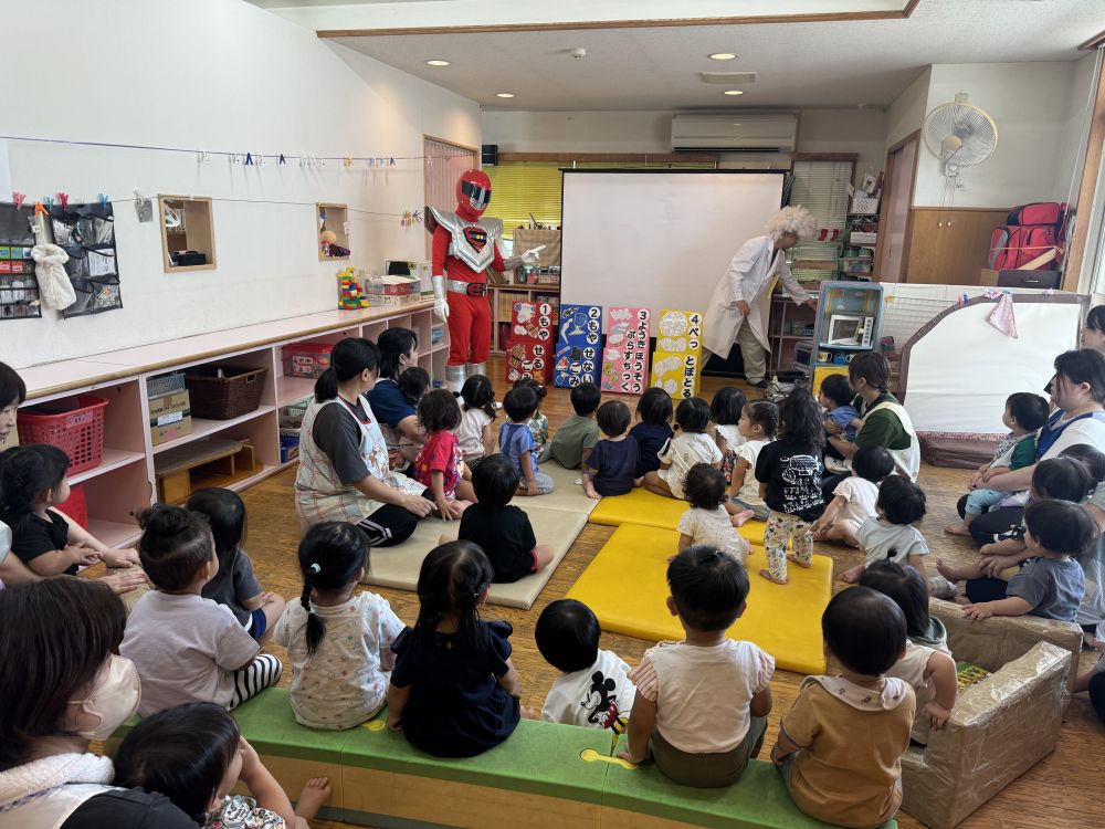 くま組さんの部屋に
集まったひよこ組さん･･･
これから何が始まる？？？と頭には？がいっぱいでした。

まずは"はかせ"の話をきいて･･･
その後はエコレンジャーが登場!!!

エコレンジャーがクイズをたくさん出してくれました♪