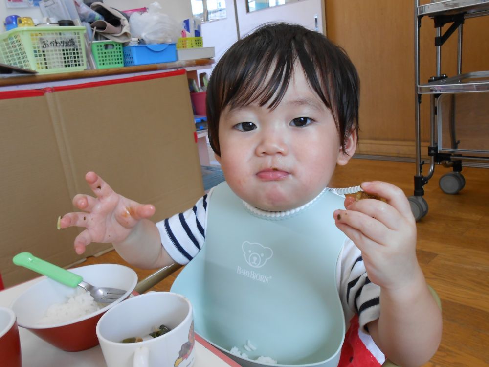 今日の給食は久しぶりに登場の大人気メニュー「たこ焼き風」です。

野菜がたっぷりだけど、ソースの味でみんなパクパク食べられちゃいます！

口いっぱいにほおばっています♡
しっかりもぐもぐしてね。