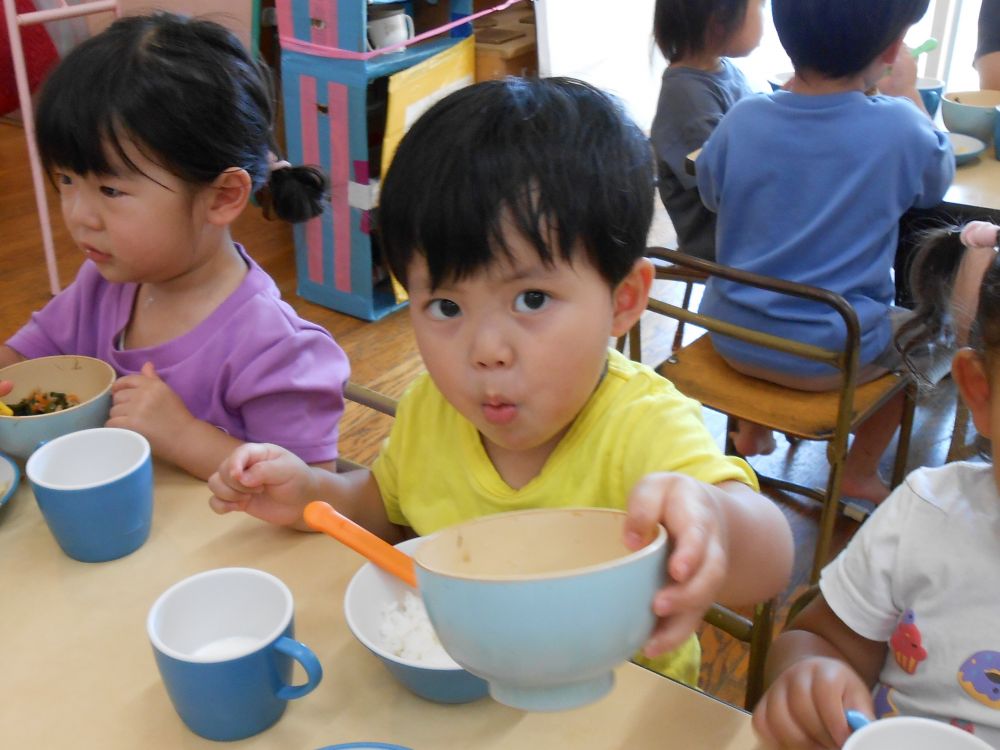 ピカピカになったお皿をみせてくれたYくん。
サラダもしっかり食べられました。