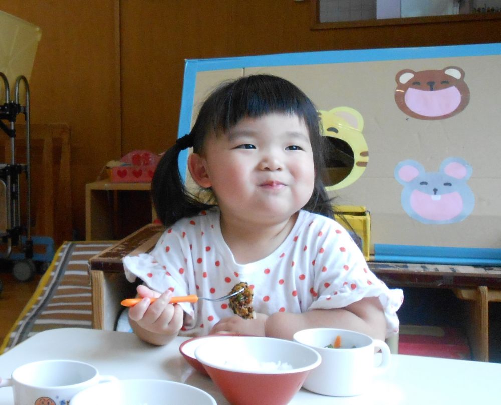 一口食べて「おいしい♡」の笑顔😊

「おかわりくださーい」とたくさん食べてくれる姿で、給食先生は頑張れます！！

来週からの給食もお楽しみに♪