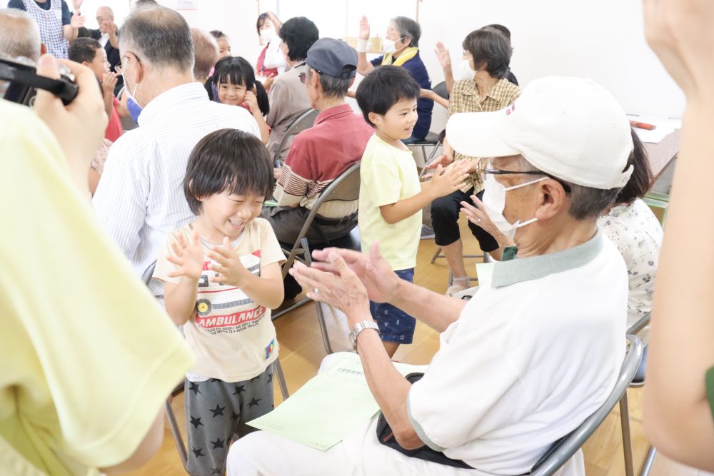 楽しみにしていた
おじいちゃんおばあちゃんと遊べる日♡

一緒に歌を歌ったり・・　手遊びをしたり・・　カレンダーを作ったり・・
シニアカフェ”敬老会”に行ってきました！



手遊び♪
おじいちゃんたちと楽しむために
練習した”じゅうごやさんのもちつき”
一緒に手拍子したり、触れ合ったりして
楽しみました♡