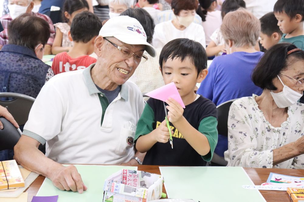 2025年のカレンダーを一緒に作りました

切り絵をおじいちゃんたちと挑戦！！
「こうやって切るんよ！見ててね！」とAくん
「おぉすごいな」と見守ってくれたおじいちゃん♡