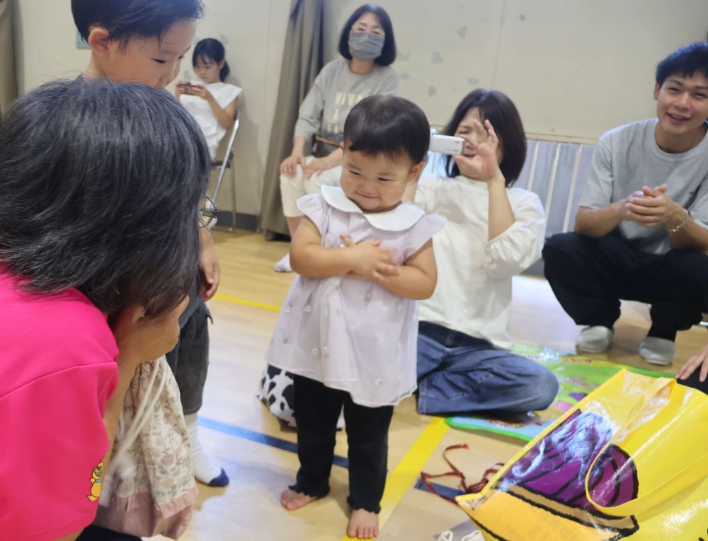 子ども達、お家の人、先生達
みんなが楽しい運動会だったね💗
ご褒美もらって、この笑顔😊