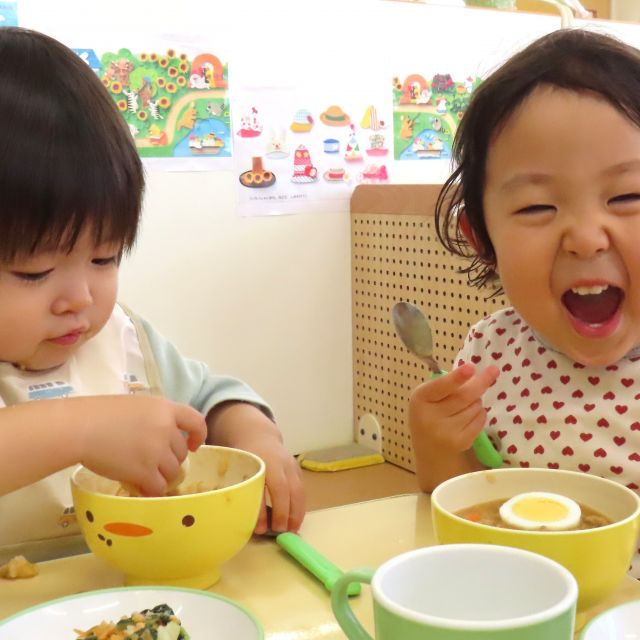 ＊　給食時間の様子　（すいみい保育園）　＊