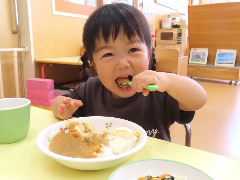 大好きなカレーを食べてニコニコ♡
「見ててね！」と大きなお口で
嬉しそうに食べてくれました♪
あっという間に完食でしたよ😊