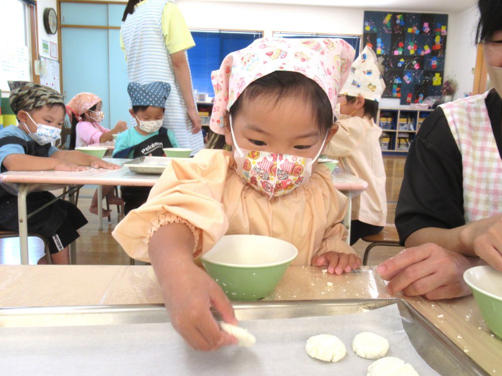 １人分の生地が出来たら、今度はそれを４つに丸めていきます。
「１人４個のお団子作るよ。４個、わかるかな～？」というと、
「わかるよ！いち、にぃ、さん、よん、で４個よね」と元気に教えてくれます♪

４等分というのは難しく、大きさはいろいろですが、それがまた手作りらしくて可愛い仕上がりに♡
丁寧に丸めて、シートの上に大切そうに置いていく姿も、見ていて思わず笑顔がこぼれます。
