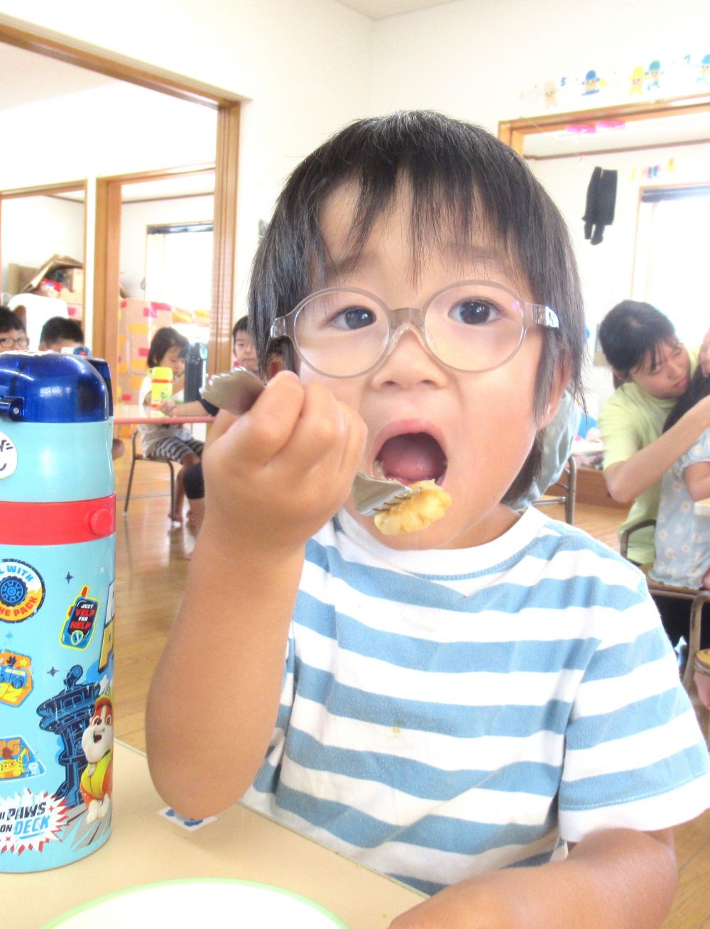 待つこと２０分・・・。できたてのお月見団子がお部屋に届きました。
「いいにお～い♡」
「早く食べよ～！」と、うれしそうな子ども達の声。

「いただきます」のご挨拶も待ちきれず、ぱくっと口に入れちゃう子も何人かいて・・・
それだけ、自分たちで作ったおやつを食べるのが楽しみだったんだな～と、嬉しくなります♡