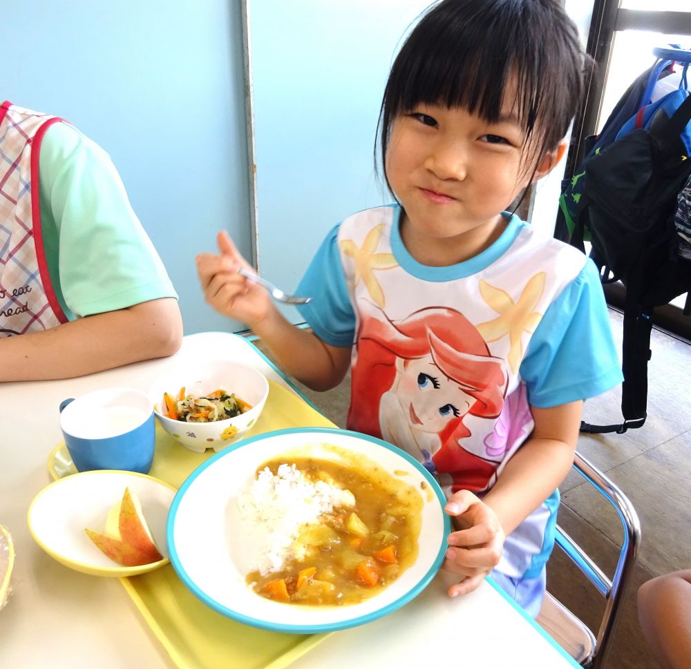 今日は中秋の名月（十五夜）です。
古くから中秋の名月の日は綺麗な月を眺めながら
お団子を食べるという風習があります。
園でも給食は【お月見カレー】、３時のおやつは【お月見団子】でした。

今日の夜は綺麗なお月様を見上げながら中秋の名月を楽しんでくださいね。