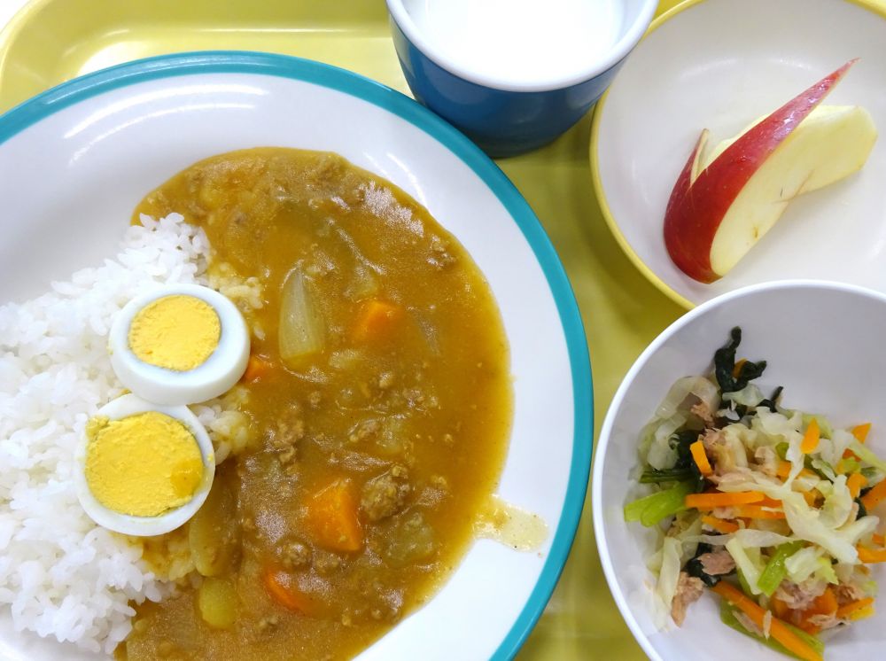 お月見カレー

キャベツとツナのサラダ

うさぎりんご

牛乳