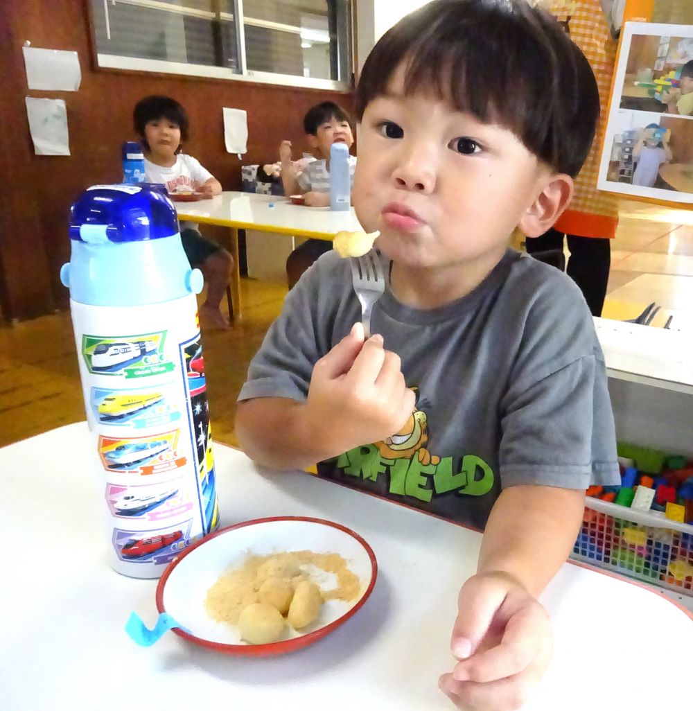 丸めたお団子を給食室で仕上げます。
蒸し上がったお団子にきな粉をまぶして出来上がり。

リス組さんのお部屋に運ぶと
｢わーーー美味しそー！｣

クッキングの間は静かにお団子作りに集中していたリス組さんですが３時のおやつの時はわいわいと楽しい声が飛び交いながら美味しいおやつの時間を過ごしました。

ご家庭でも簡単なので是非作ってみてくださいね♡