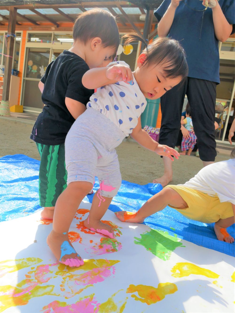 指先で触れたり…手で広げたり…
足踏みしたり…砂をかけたり…
ぞれぞれが楽しみ方を見つける



最初は恐る恐る触っていたKちゃんも
絵の具の感触にすぐに慣れ、紙の上を歩く！！
自分の足跡がついたのを確認しながら進む♪