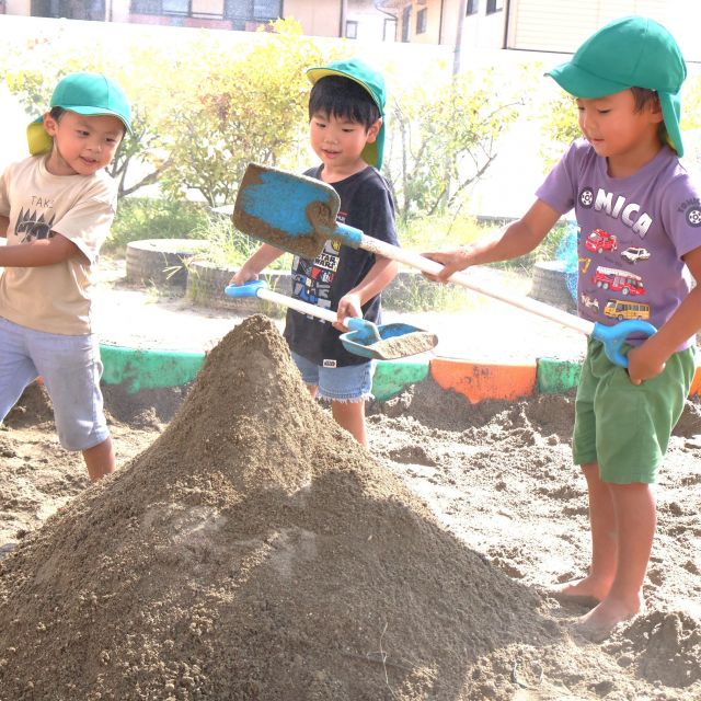 ＊　４歳児　掘って！固めて！　＊