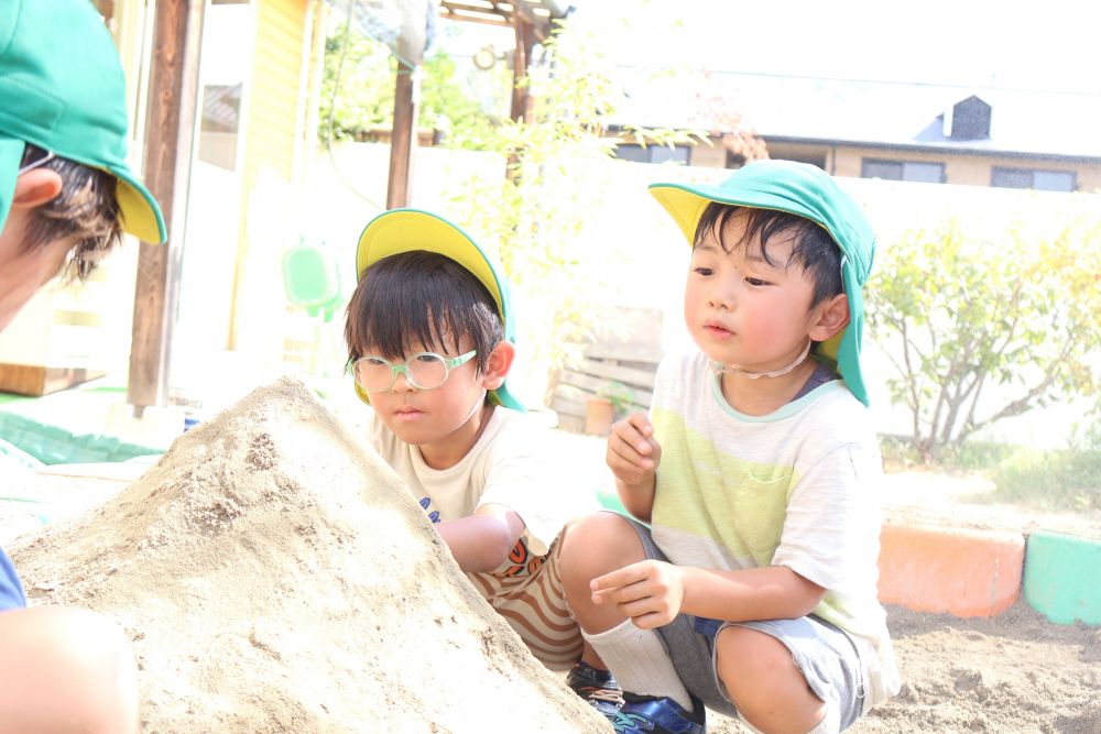 　「なんでこの砂山は白いん？」
　「フワフワしとるね～」
友達が作った砂山に目を輝かせる☆

集めた白いさら粉をかけることで、太陽の光に当たると
ピカピカ光ることも発見！

遊びを通して、どんどん新しい発見が広がる♡