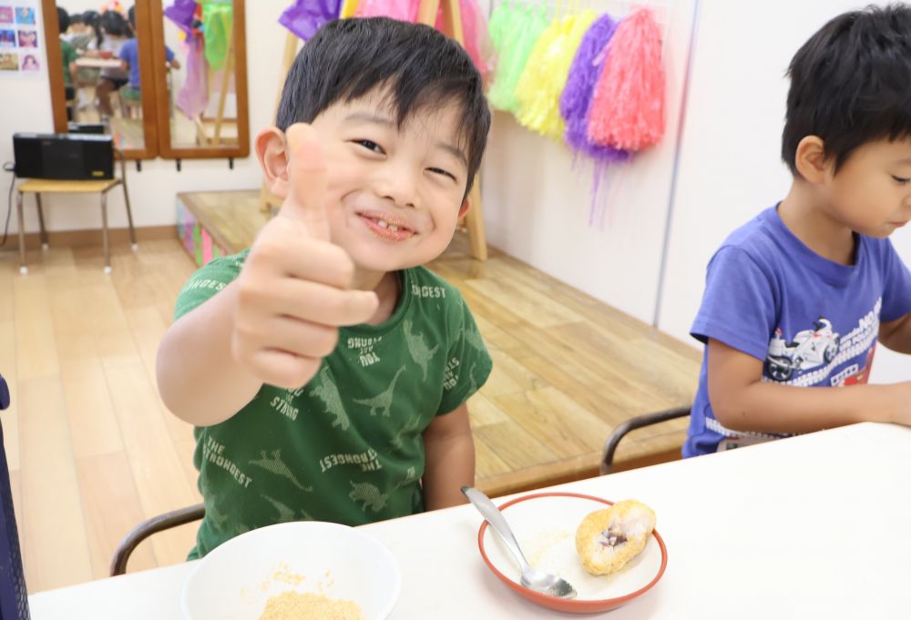 ご飯であんこを包む作業。
ここからが少し難しい様子でした・・・。
「ご飯からあんこがはみでる～」
「全然かくれてくれんしぃ」と言いながらも楽しそう＆諦めません☆
最後にはみんなきれいな丸い形になりました♡

あとは大好きなきな粉をたっぷりまぶして・・・
できたてを「いただきます！！」

「おいし～い♡」と大満足の笑顔がたくさん見れました♪