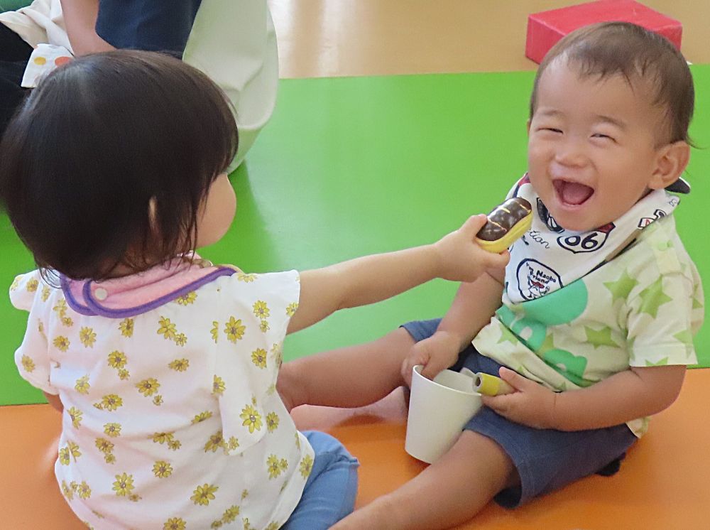 🐰おままごと
「どうぞ」　あ～ん「おいしい💗」
　心の声が聞こえてきそう♪