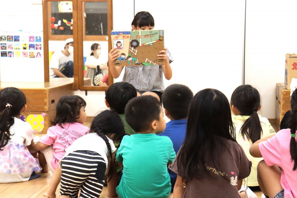 集合時間少し前
子ども達に紙芝居を読んでくれているのは、なんと
卒園児のお姉ちゃん
上手にスラスラ読んでくれて、大人も子どもも紙芝居の世界に吸い込まれていきます

数年後、一緒に働く時がくるかな？
と、期待が膨らんできます