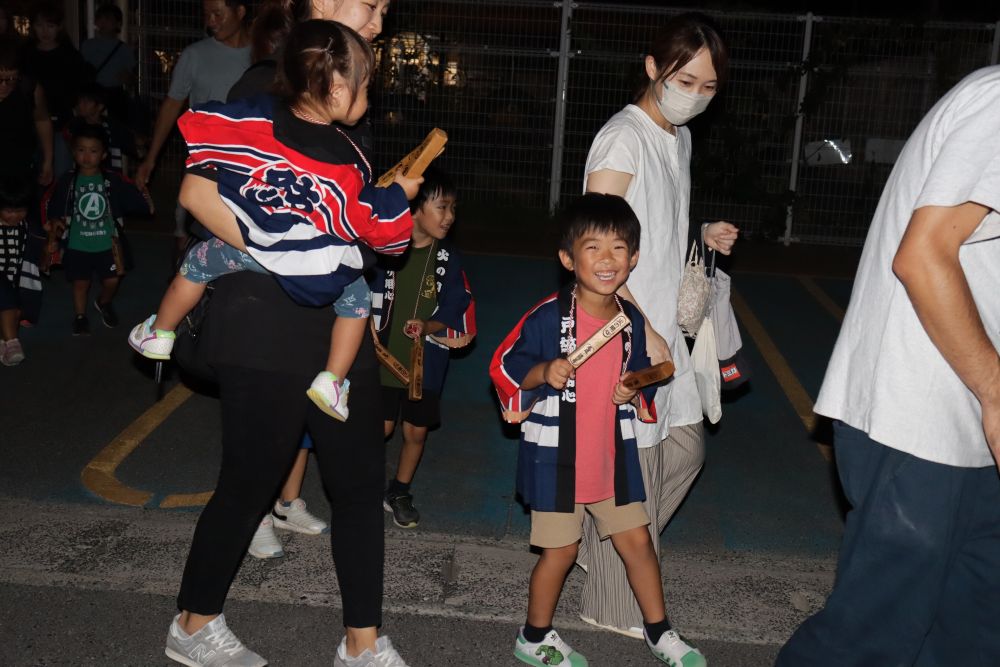 最後は拍子木を持って普段走っているマラソンコースを歩きます
消防車に後ろからついてきてもらい「火の用心」の言葉を言いながらみんなで防火意識を高めます