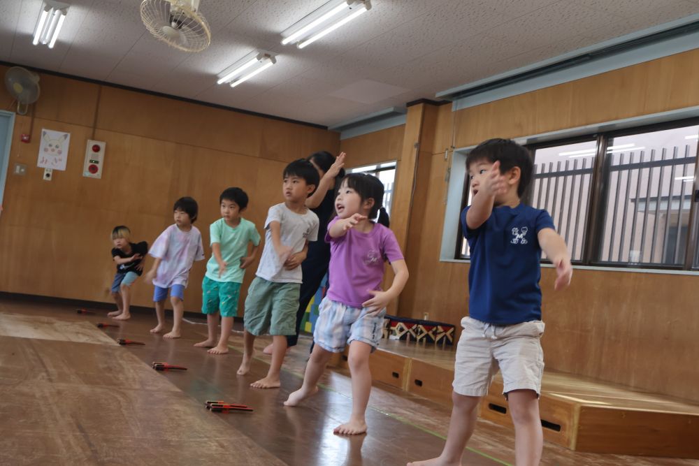 中腰のまま体勢をキープしたり
下までしゃんがんだりと
きつい体勢が続き
始めたばかりの時は

「しんどーーい！  足が疲れたー！」
という声がチラホラ ・ ・ ・ 

けれども不思議なことに
“やりたくない”という子は一人もいない！

むしろ、日に日に
真剣な表情が増しています🔥

