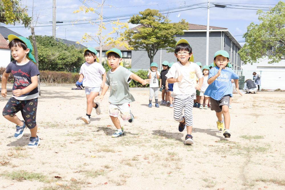 「暑さ寒さも彼岸まで」
秋分の日を過ぎて少し涼しくなったので、運動会に向けてかけっこをしに高西公園にやってきました
残暑が厳しく園外に出ることを躊躇していましたが、本日くらいの気候なら運動会にはいい感じです

勝負事は正々堂々と熱くやろう！
良い顔で走り抜けるゾウ組さん達です
