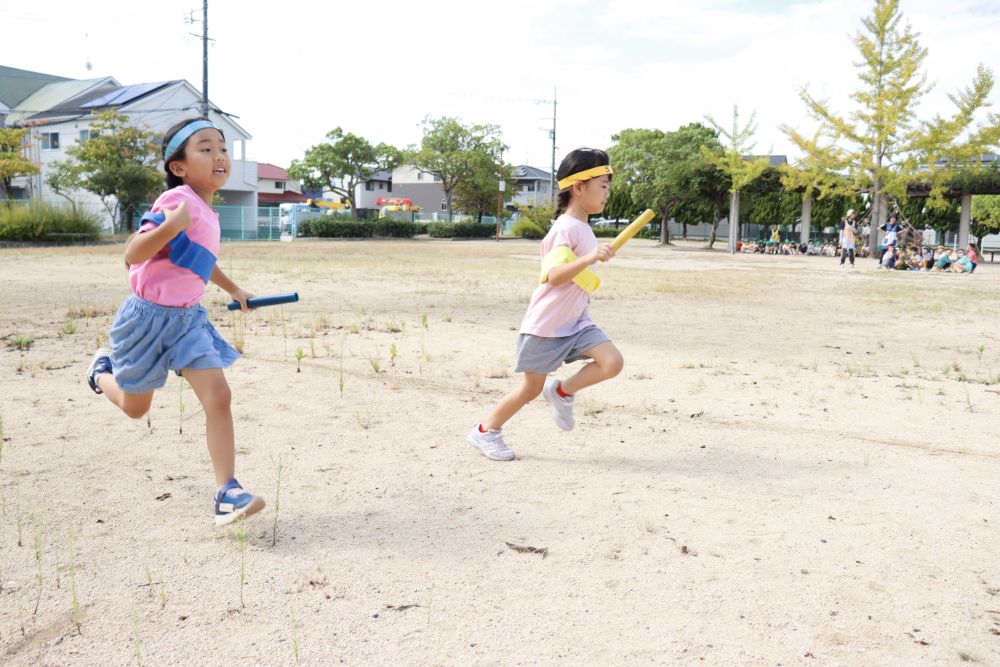 負けたら悔しい、勝ったら嬉しいそんな気持ちを共有しながら

一生懸命頑張る事でのやりがい、友達と一緒に目標に向かっていくとこの難しさや素晴らしさ等々
運動会で得られる成長の糧はたくさんあります

本番では心身ともに成長した姿を見せてくれると信じています